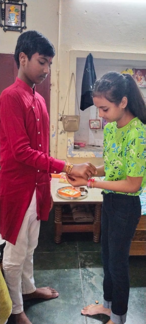 भाई के राखी बांधती बहन ।