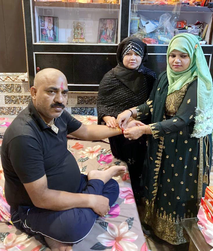 बहन रामवेटी से राखी बधवाने के बाद उपहार देते हामिद अली खान राजपूत। संवाद