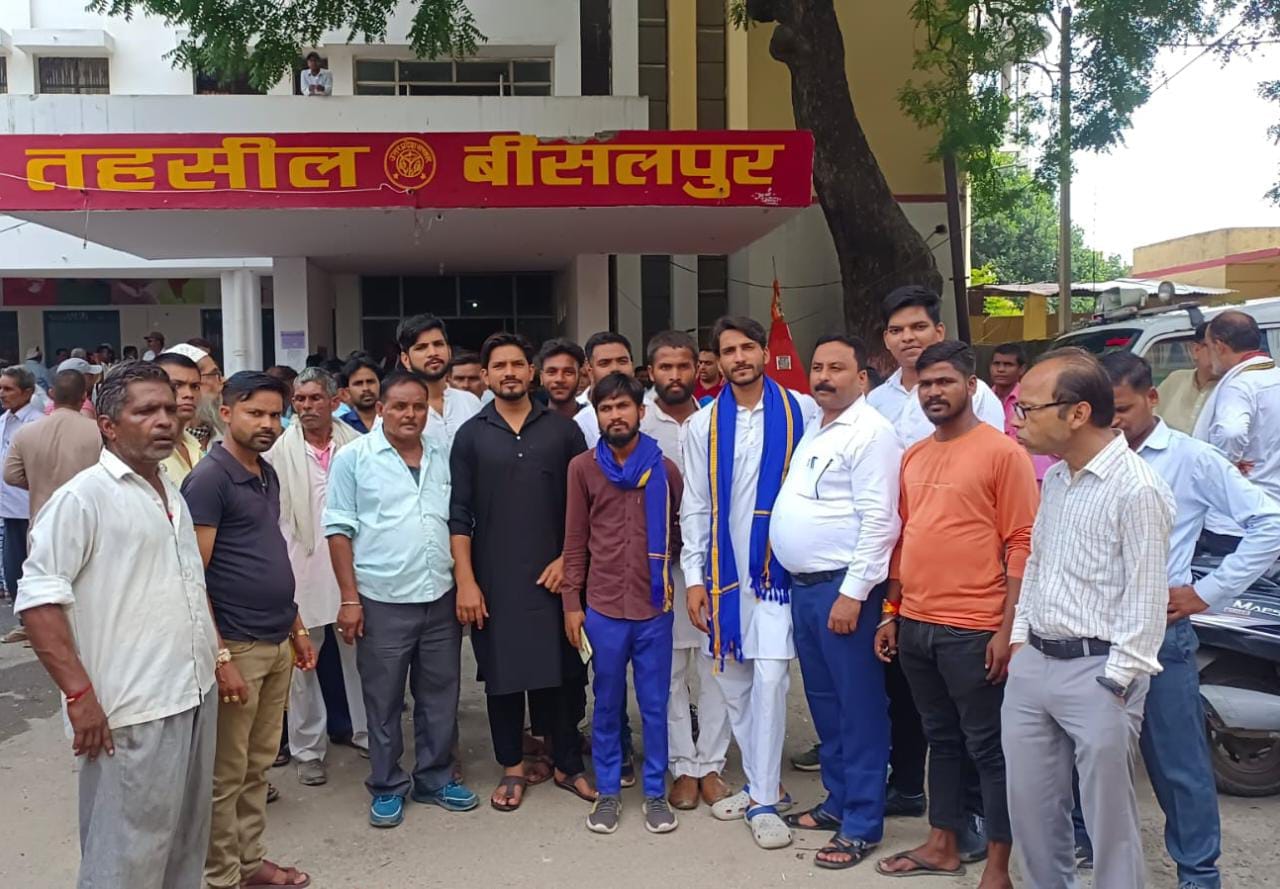 बीसलपुर तहसील में तहसीलदार को ज्ञापन देते अधिवक्ता । संवाद बीसलपुर तहसील में तहसीलदार को ज्ञापन देते अधिवक्ता । संवाद