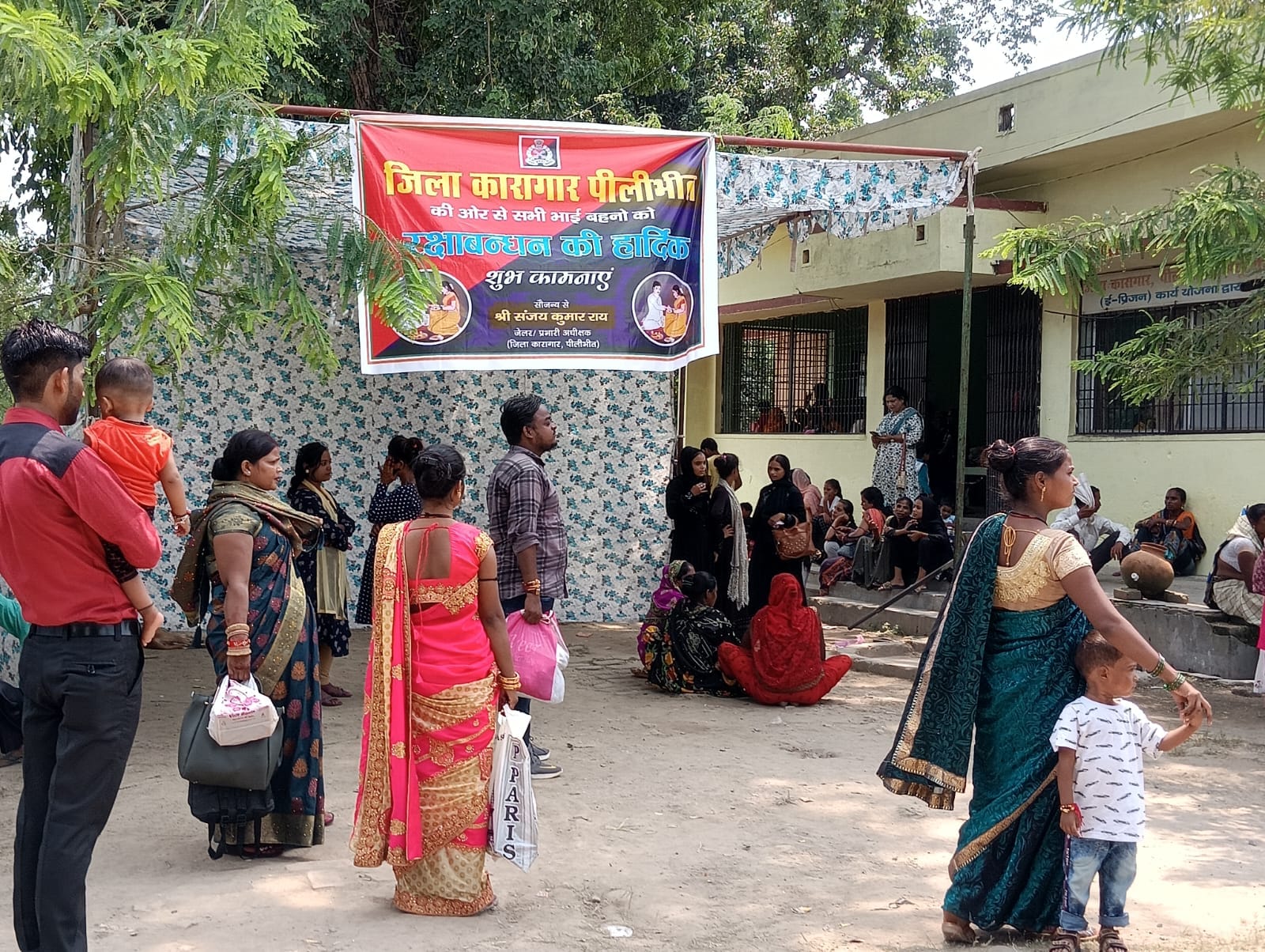 एसएसबी जवानो को राखी भेट करती महिलाएं । संवाद