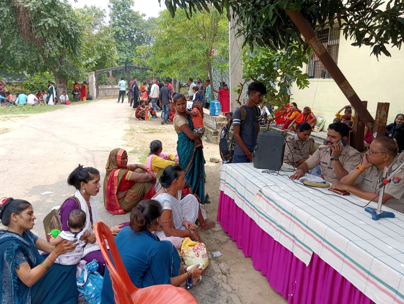 एसएसबी जवानो को राखी भेट करती महिलाएं । संवाद