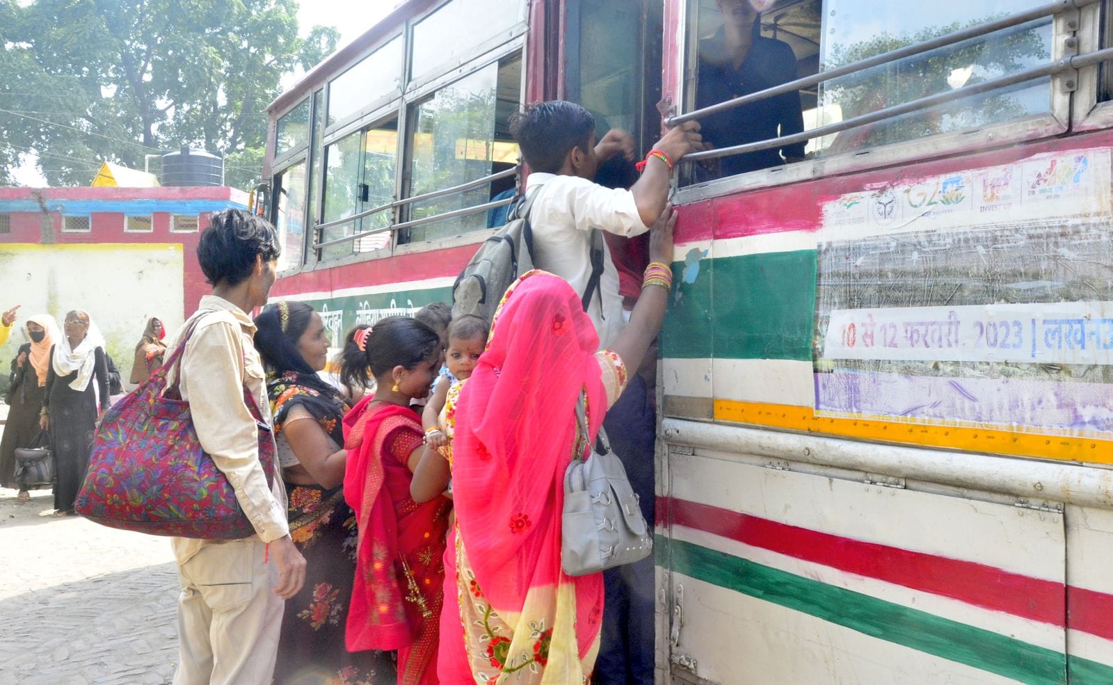 जेल के बंदियों को राखी बांधने आई बहनों की जेल के बाहर लगी कतार। संवाद