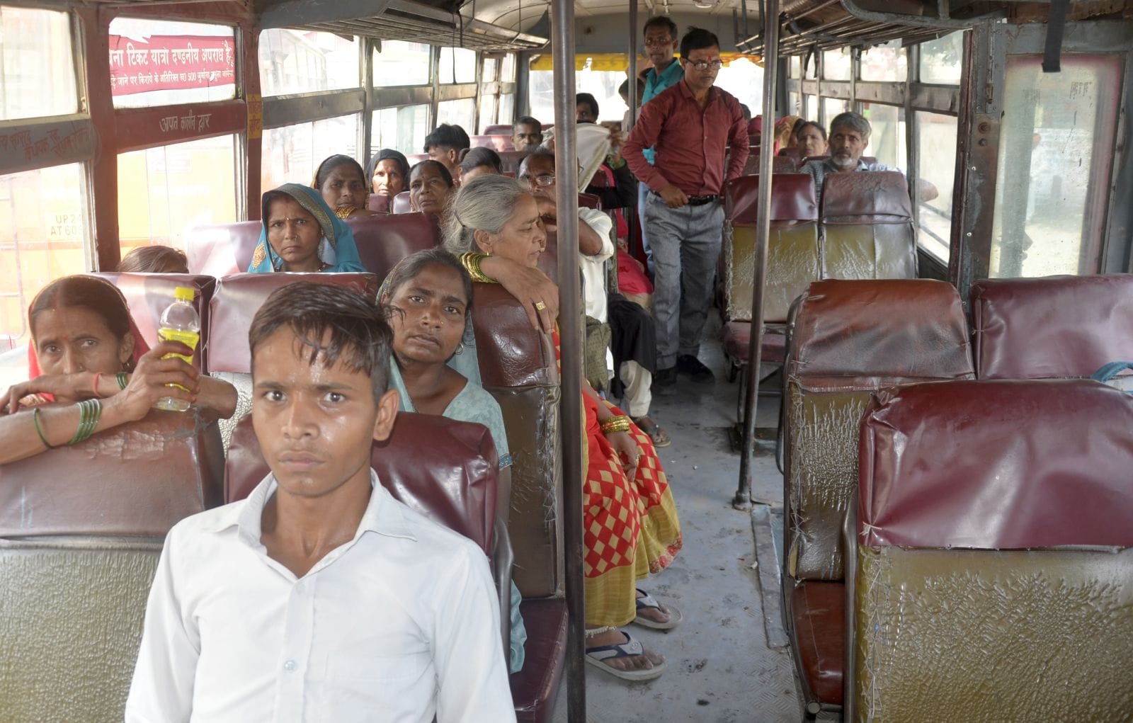 जेल के बंदियों को राखी बांधने आई बहनों की जेल के बाहर लगी कतार। संवाद