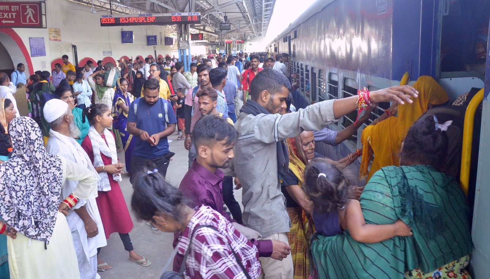 जेल के बंदियों को राखी बांधने आई बहनों की जेल के बाहर लगी कतार। संवाद