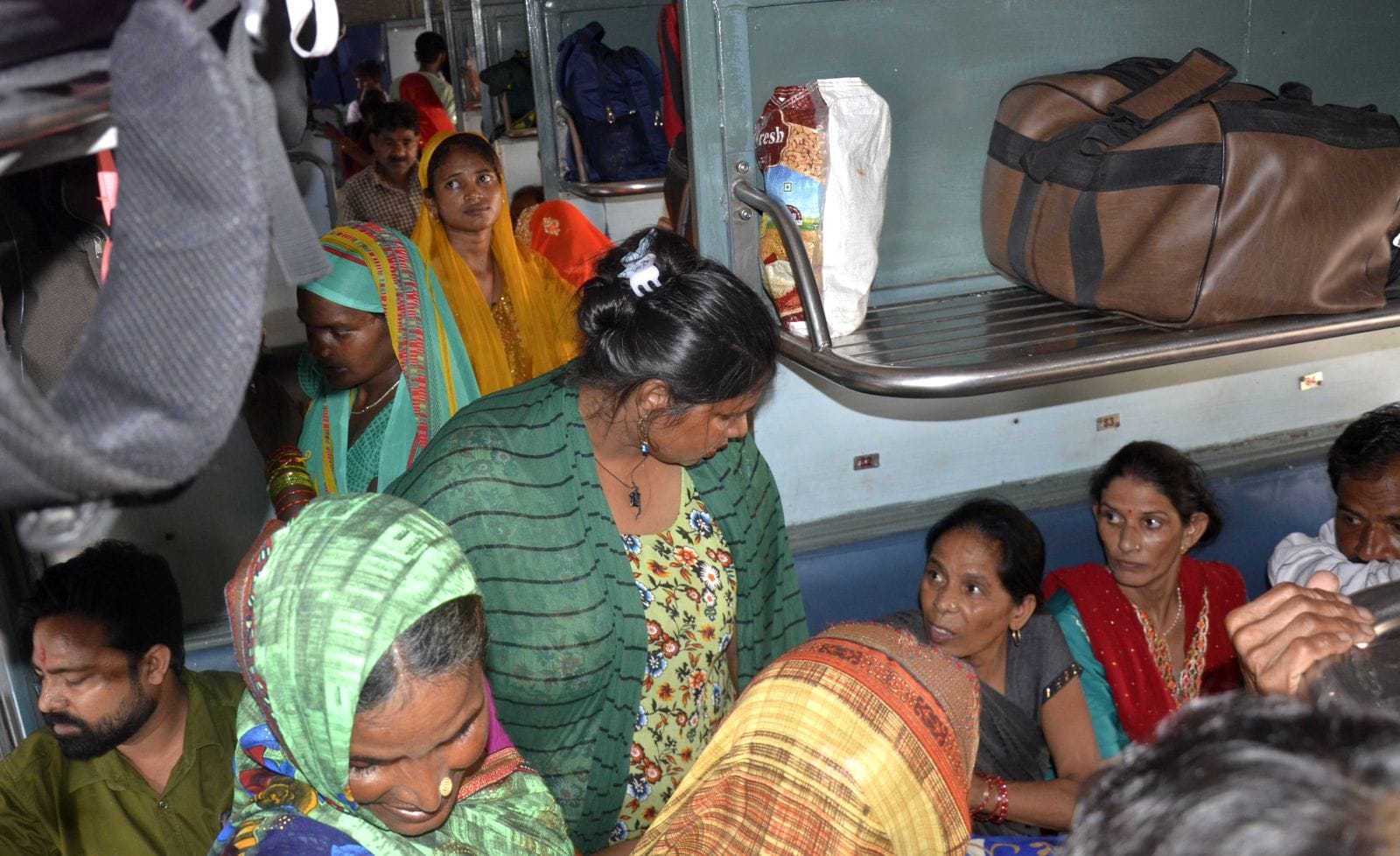 जेल के बंदियों को राखी बांधने आई बहनों की जेल के बाहर लगी कतार। संवाद