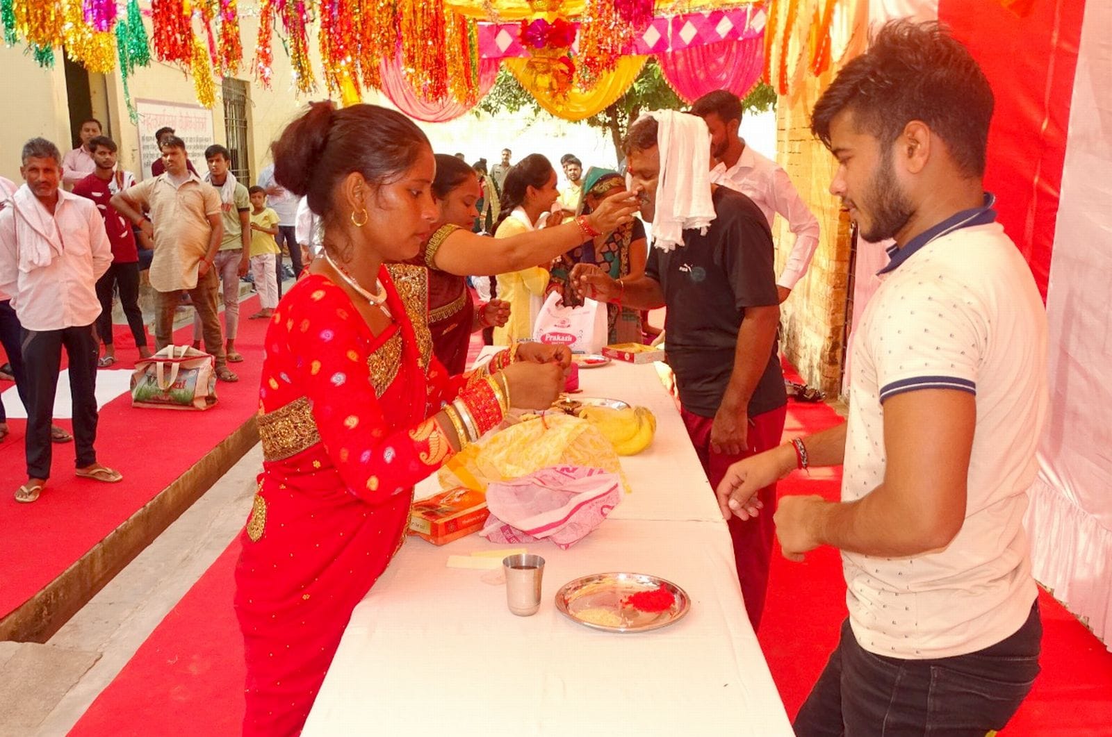 जेल के बंदियों को राखी बांधने आई बहनों की जेल के बाहर लगी कतार। संवाद