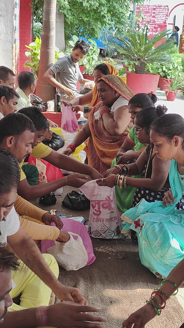 जिला कारागार में भाइयों की कलाई पर राखी बांधने के लिए लाइन में लगीं बहनें। संवाद