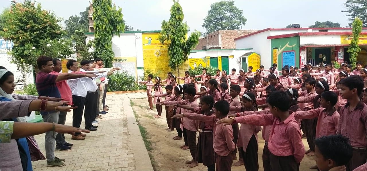कम्पोजिट स्कूल कैंच में साफ सफाई करते बीएसए व अन्य । संवाद कम्पोजिट स्कूल कैंच में साफ सफाई करते बीएसए व अन्य । संवाद