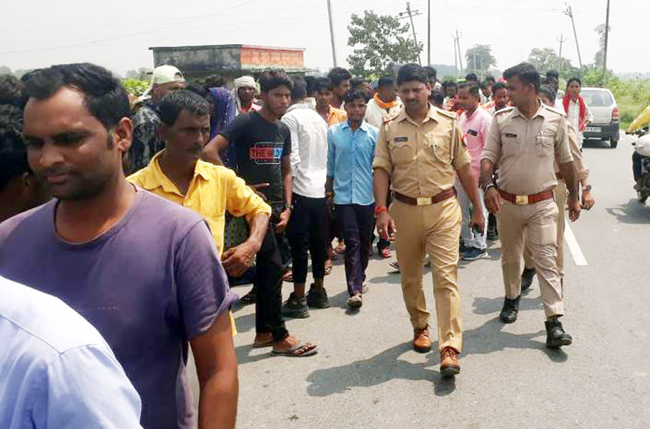 मझगईं के बबौरा गांव में पीड़ित के परिजन से जानकारी हासिल करती पुलिस।