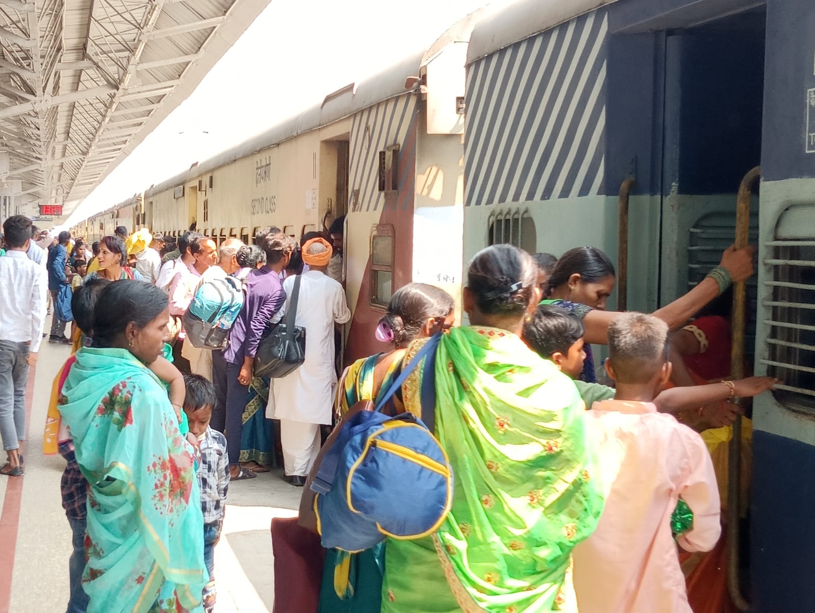 रक्षा बंधन पर्व पर रोडवेज की बसो में रही यात्रियो की भीड़ । संवाद