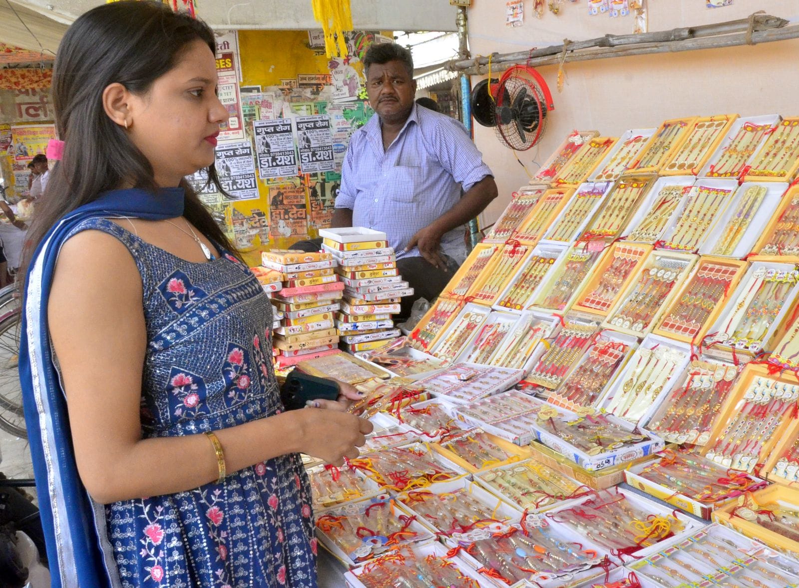 रक्षाबंधन पर भाई की कलाई पर राखी बांधती बहन। संवाद