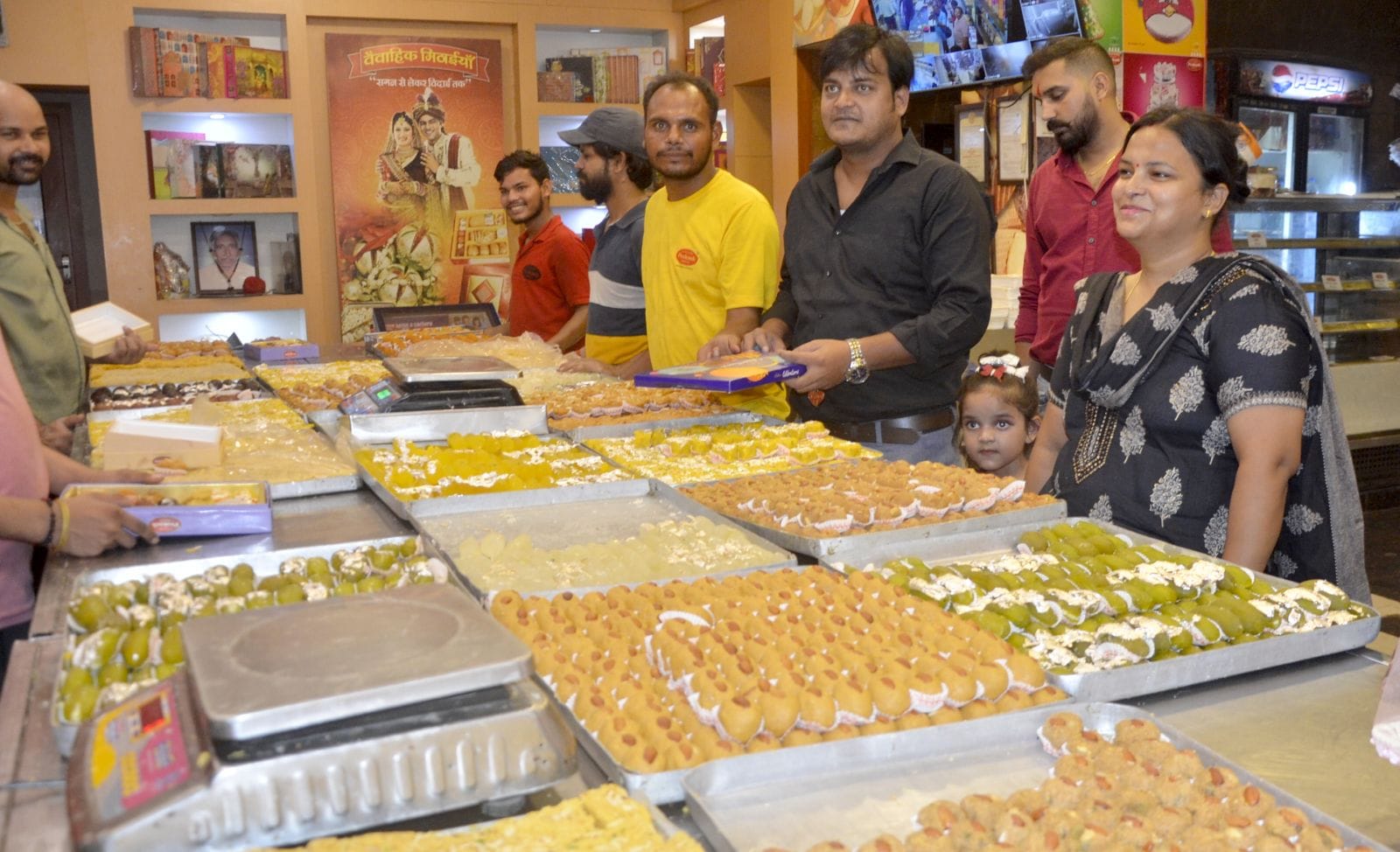 रक्षाबंधन पर भाई की कलाई पर राखी बांधती बहन। संवाद