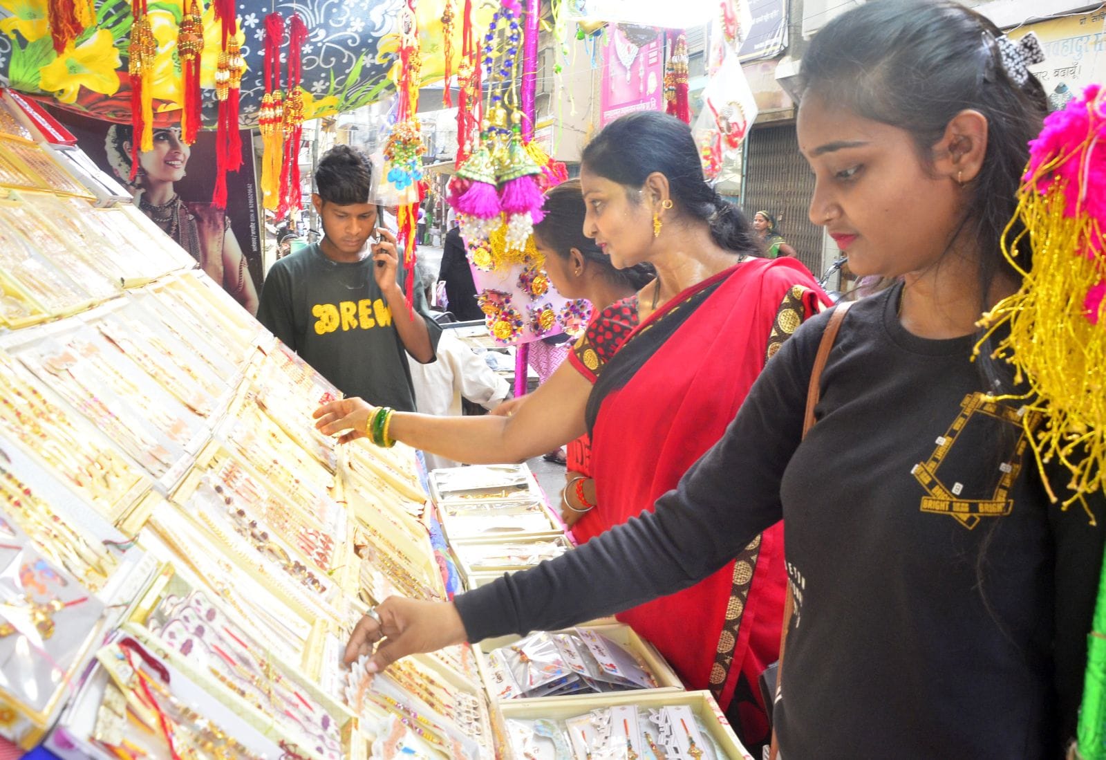 रक्षाबंधन पर भाई की कलाई पर राखी बांधती बहन। संवाद