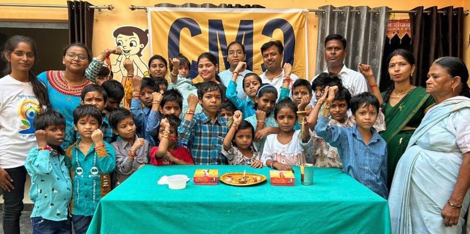 रक्षाबंधन पर भाई की कलाई पर राखी बांधती बहन। संवाद