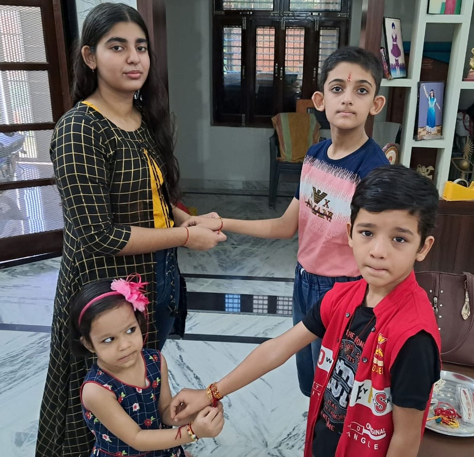 रक्षाबंधन पर भाई की कलाई पर राखी बांधती बहन। संवाद