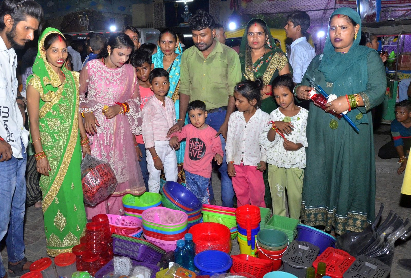रक्षाबंधन पर भाई की कलाई पर राखी बांधती बहन। संवाद
