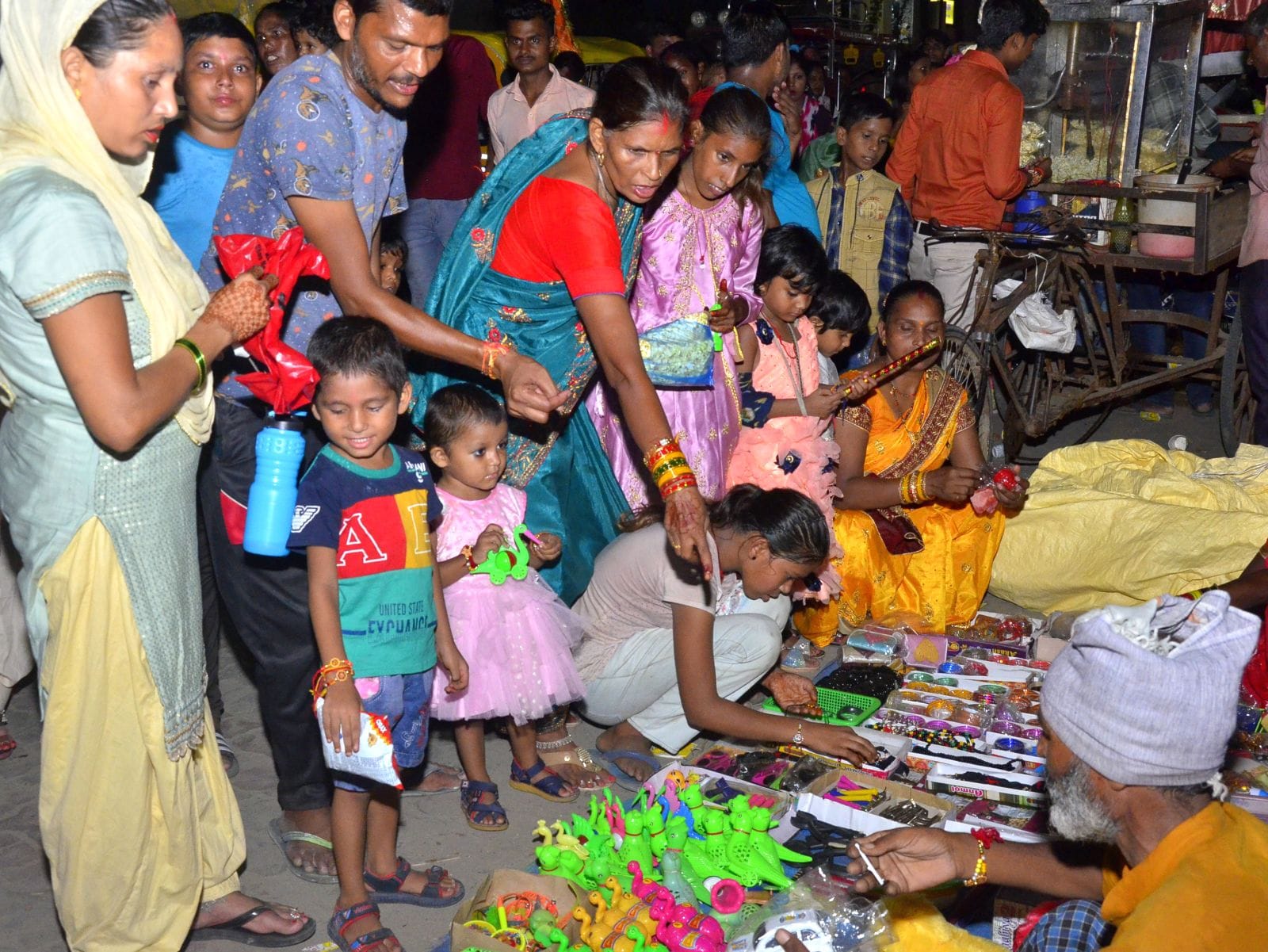 रक्षाबंधन पर भाई की कलाई पर राखी बांधती बहन। संवाद