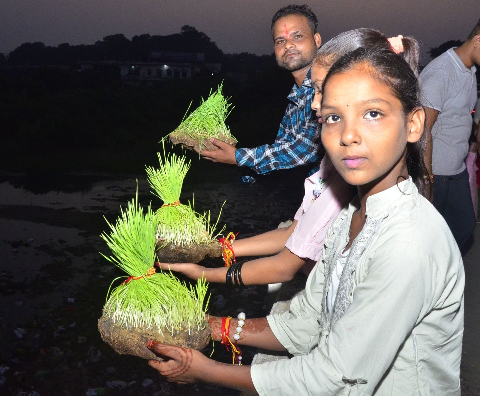 रक्षाबंधन पर भाई की कलाई पर राखी बांधती बहन। संवाद