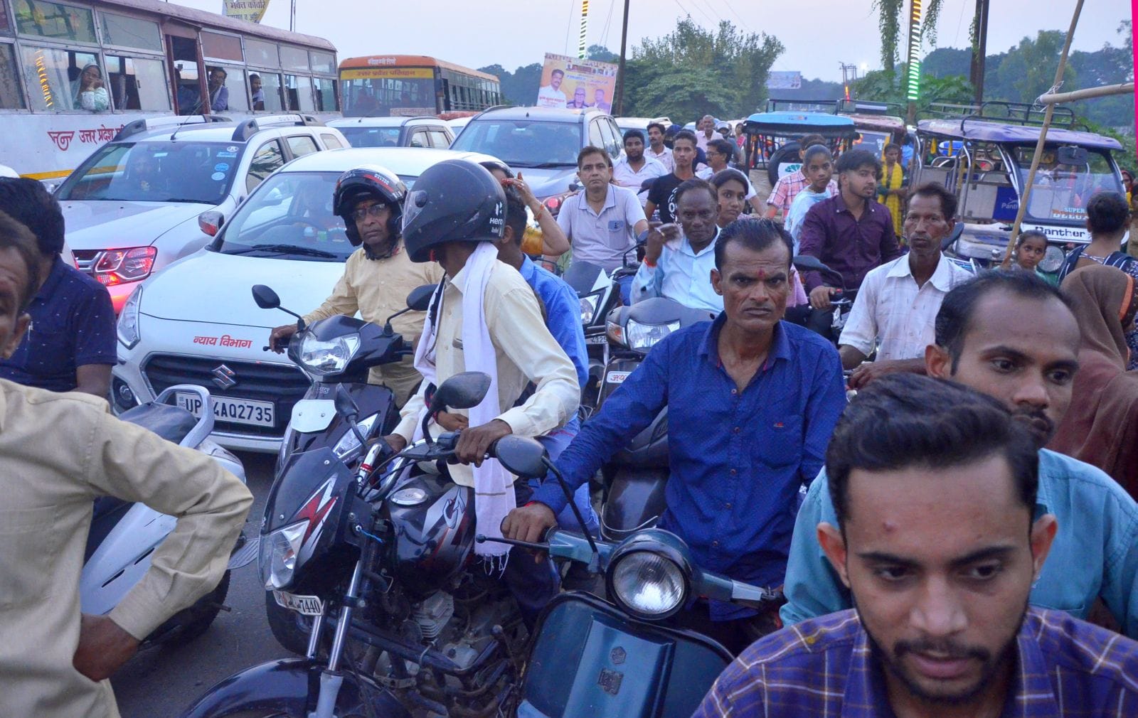 रक्षाबंधन पर भाई की कलाई पर राखी बांधती बहन। संवाद
