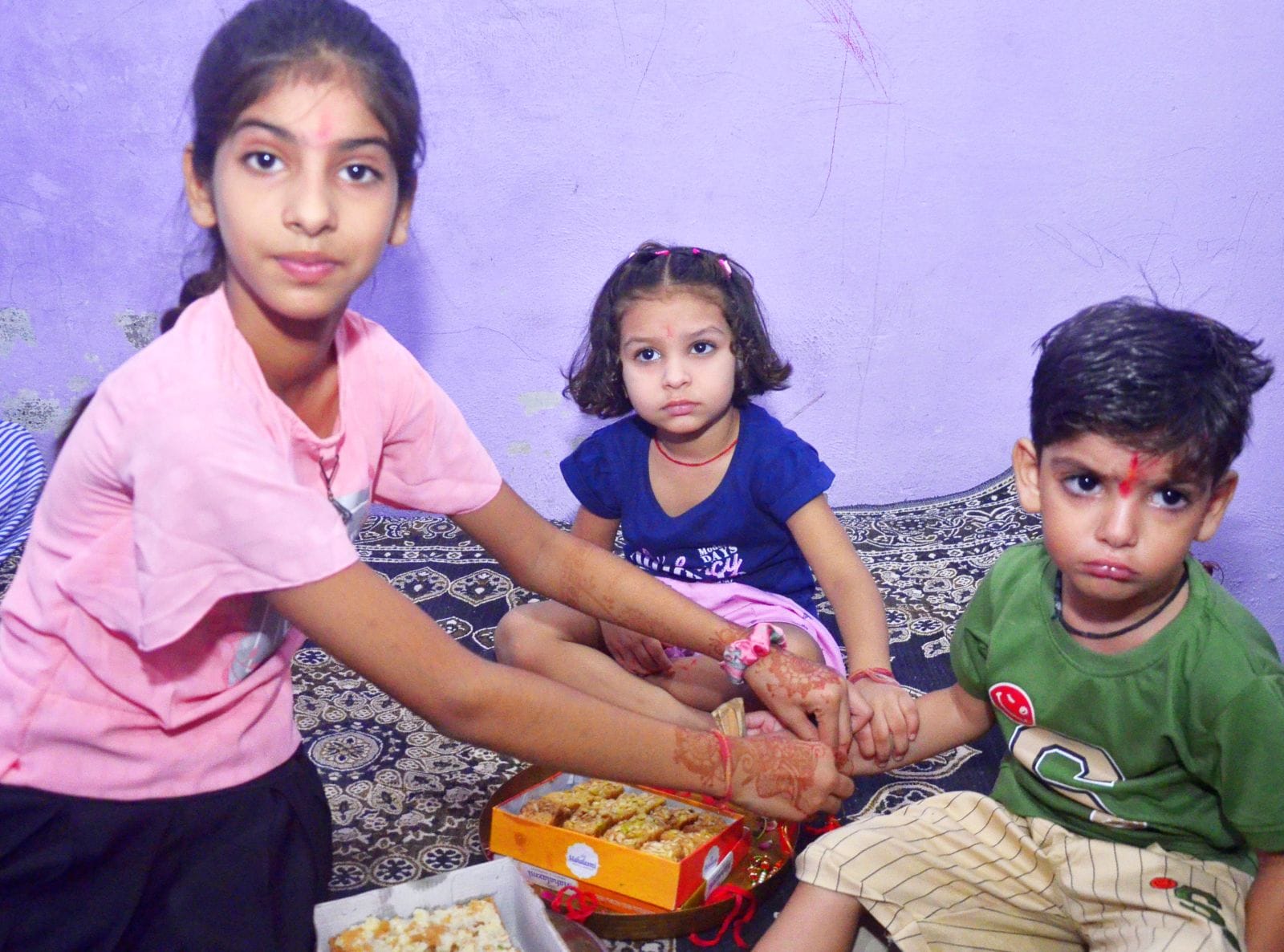 रक्षाबंधन पर भाई की कलाई पर राखी बांधती बहन। संवाद