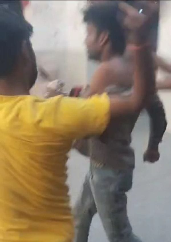 रेलवे स्टेशन का वह स्थान, जहां पर वैशाली अपने बच्चे के साथ लेटी थी।