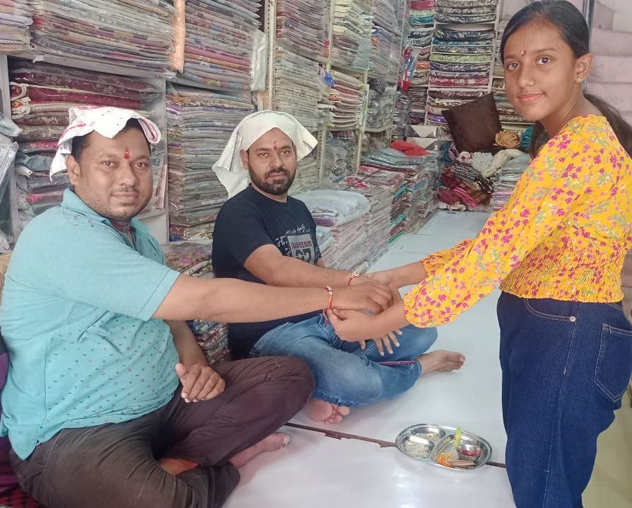 सपा नेता हसीन बासित को राखी बांधती उनकी बहन श्वेता पांडेय