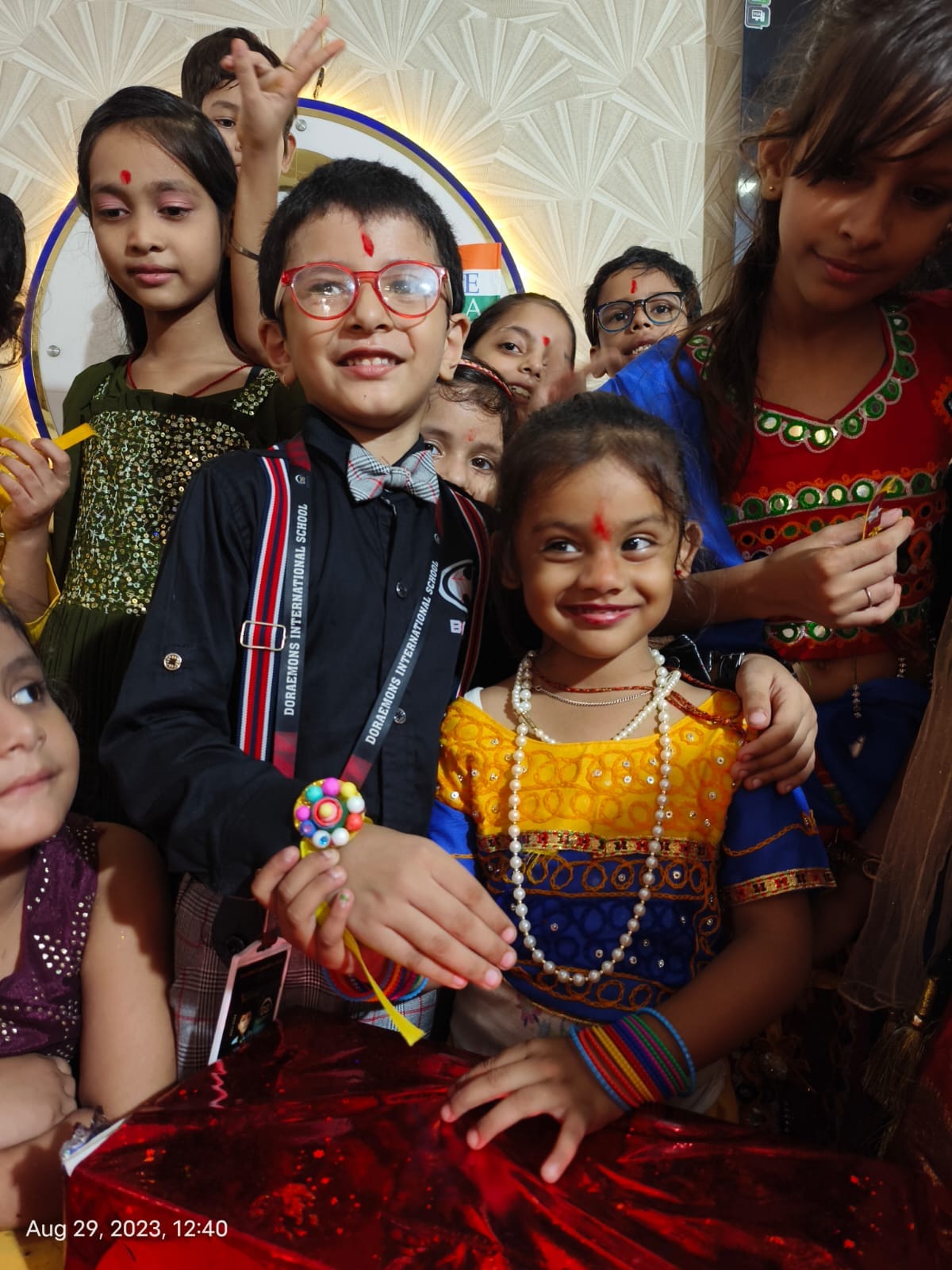 सपा नेता हसीन बासित को राखी बांधती उनकी बहन श्वेता पांडेय