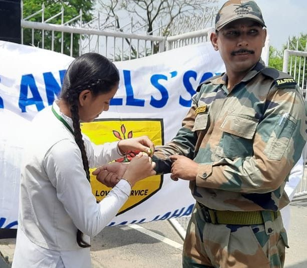 सपा नेता हसीन बासित को राखी बांधती उनकी बहन श्वेता पांडेय