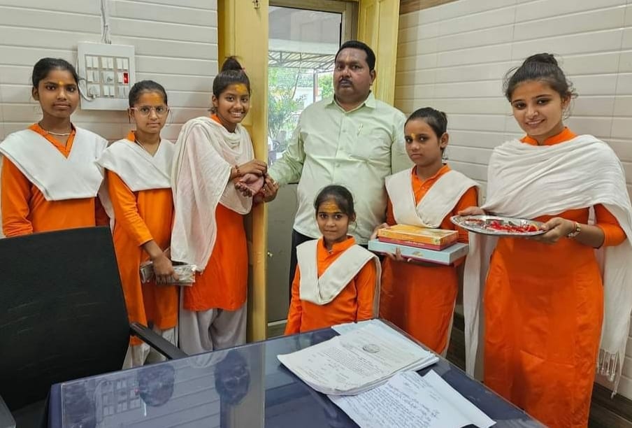 सपा नेता हसीन बासित को राखी बांधती उनकी बहन श्वेता पांडेय