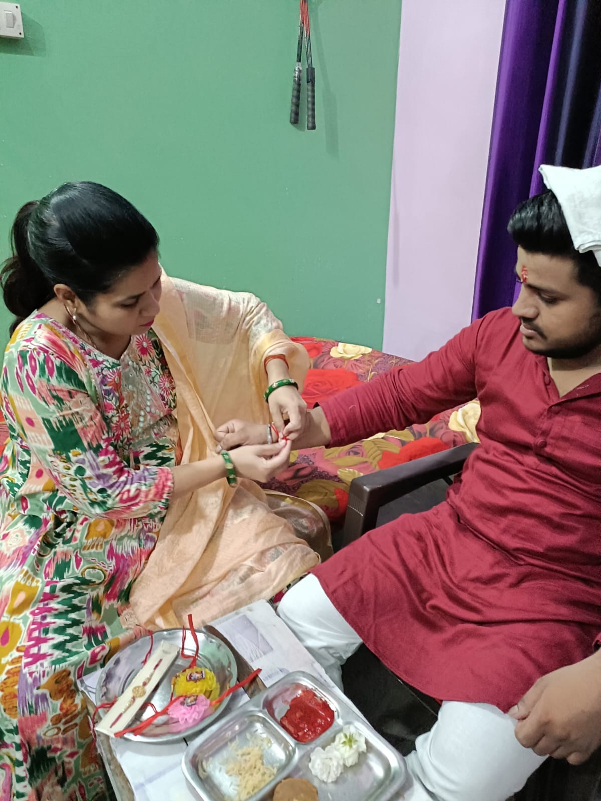 सपा नेता हसीन बासित को राखी बांधती उनकी बहन श्वेता पांडेय