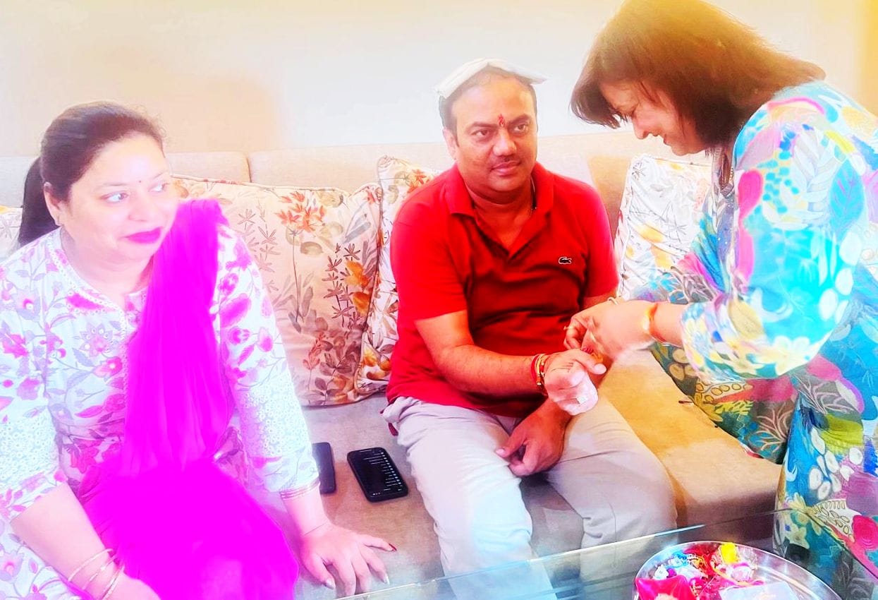 सपा नेता हसीन बासित को राखी बांधती उनकी बहन श्वेता पांडेय