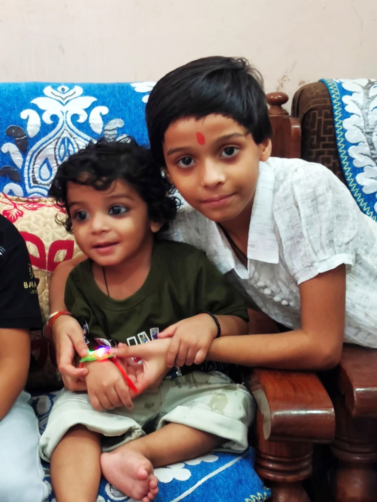 सपा नेता हसीन बासित को राखी बांधती उनकी बहन श्वेता पांडेय