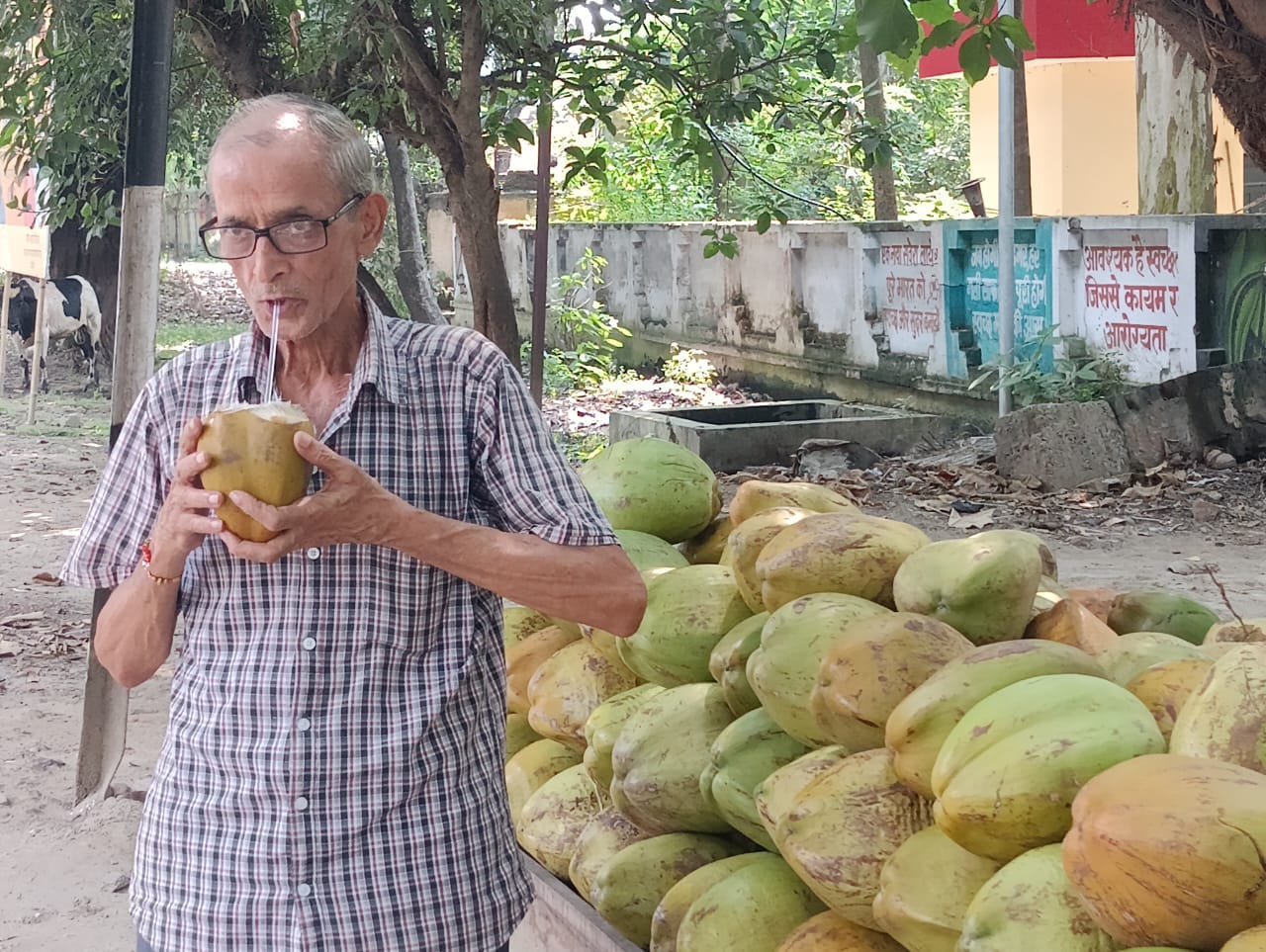 शहर की टनकपुर रोड पर बिकते नारियल । संवाद