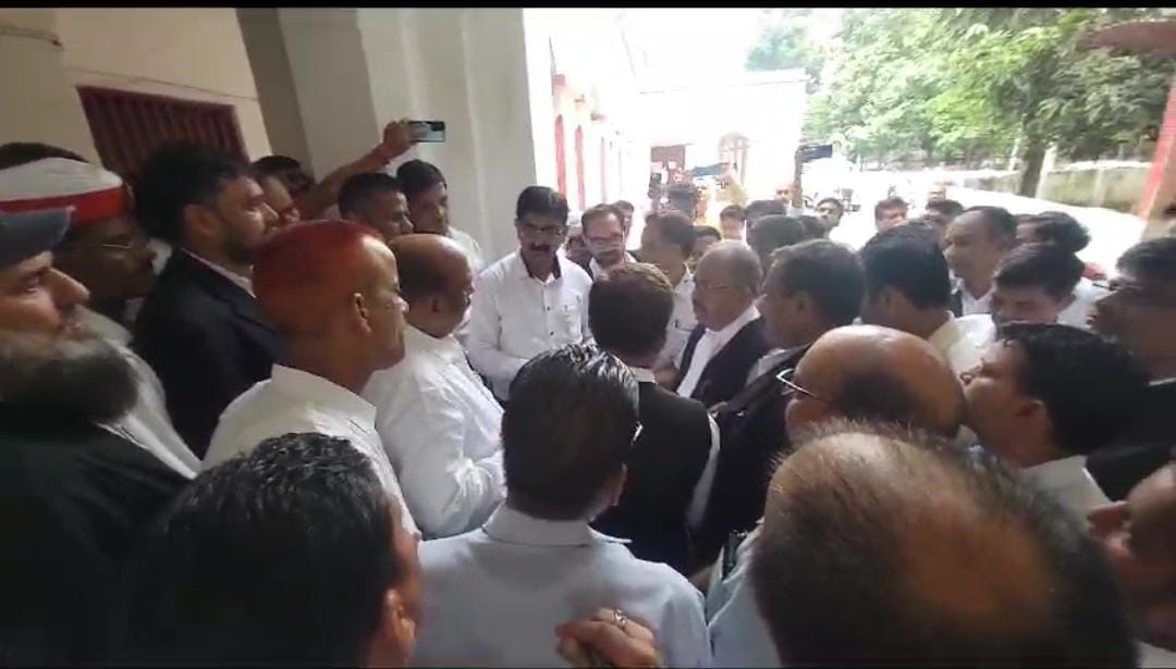 तहसीलदार को ज्ञापन देते अधिवक्ता । संवाद