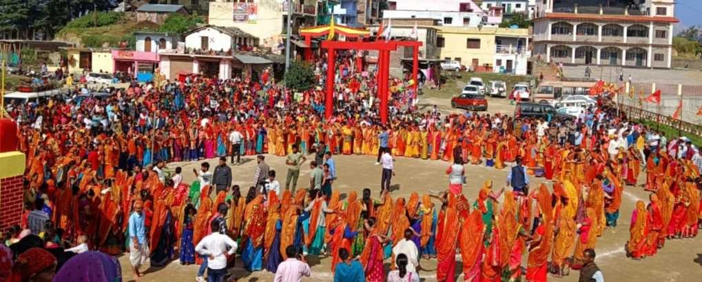 देवीधुरा के बगवाली मेले में झोड़ा गायन करतीं खामों की महिलाएं। संवाद देवीधुरा के बगवाली मेले में झोड़ा गायन करतीं खामों की महिलाएं। संवाद