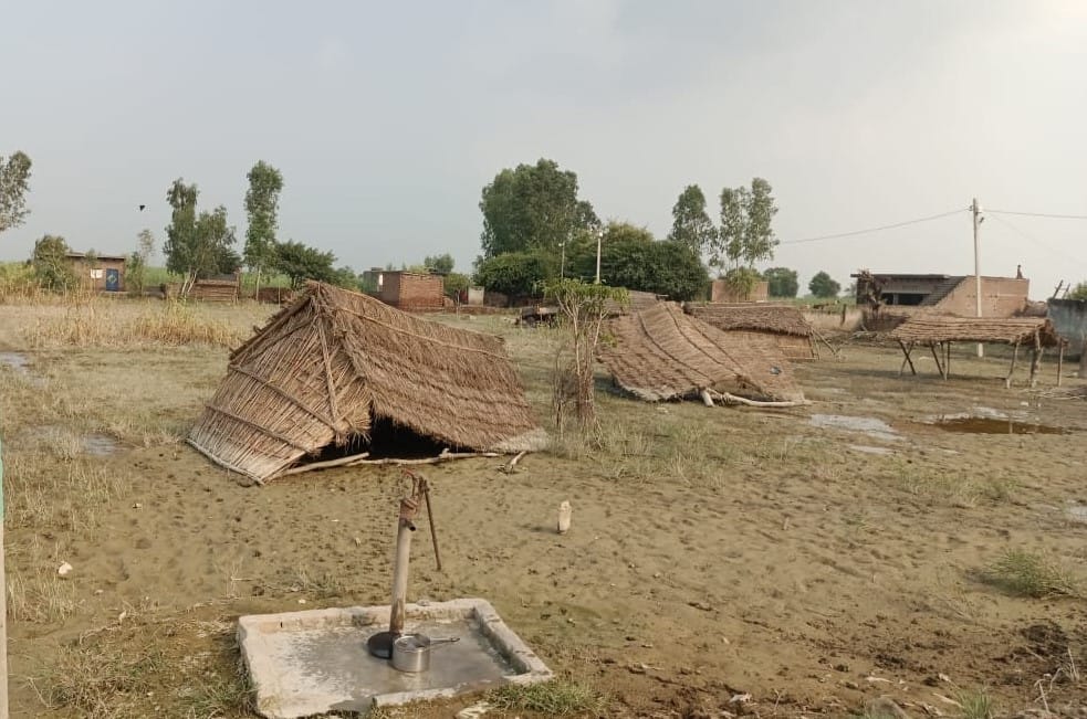 बाढ़ से नाला बना भरतपुर-पैलानी संपर्क मार्ग बाढ़ से कट गया। संवाद