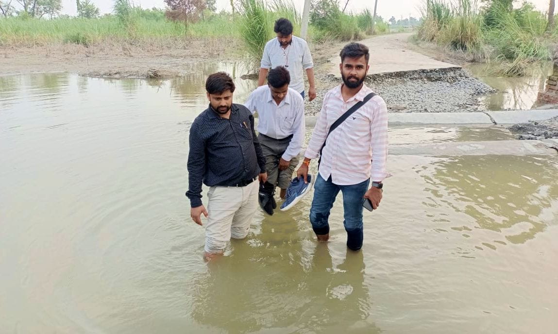 बाढ़ग्रस्त ग्राम पैलानी उत्तर में लगे स्वास्थ्य शिविर में रोगियों को दवा देते स्वास्थ्यकर्मी। जा