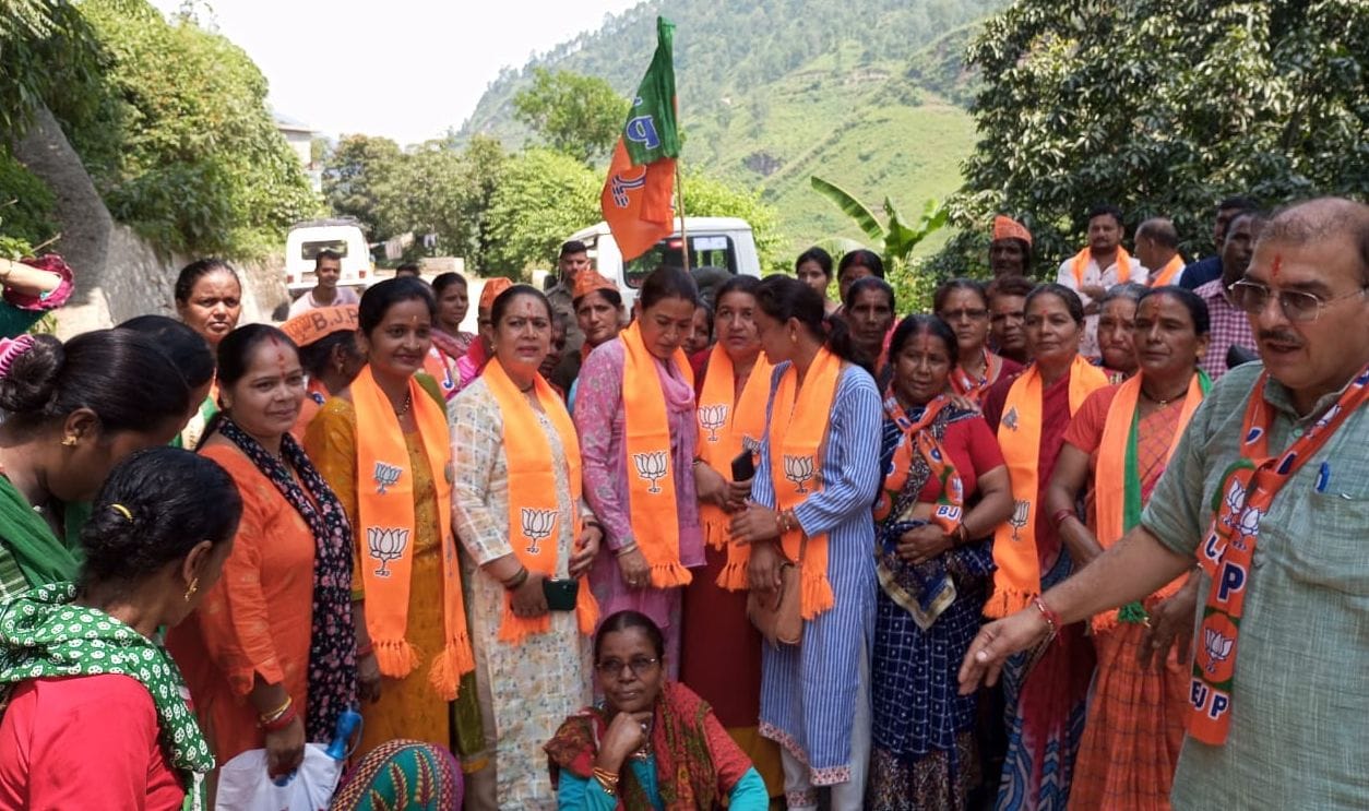 बागेश्वर के मंडलसेरा में सभा को संबोधित करते पूर्व सीएम हरीश रावत। संवाद बागेश्वर के मंडलसेरा में सभा को संबोधित करते पूर्व सीएम हरीश रावत। संवाद