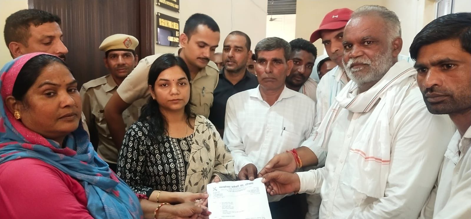 फोटो 32. नगर निगम कार्यालय में संयुक्त आयुक्त अंकिता वर्मा को ज्ञापन सौंपते कर्मचारी। संवाद फोटो 32. नगर निगम कार्यालय में संयुक्त आयुक्त अंकिता वर्मा को ज्ञापन सौंपते कर्मचारी। संवाद