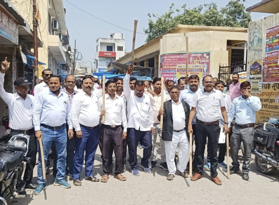पूरनपुर में जुलूस निकालकर प्रदर्शन करते अधिवक्ता । संवाद पूरनपुर में जुलूस निकालकर प्रदर्शन करते अधिवक्ता । संवाद