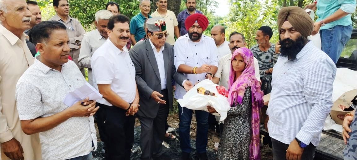 रामशहर के गांव मंजेहड़ में बारिश से हुए प्रभावित जगह का जायजा लेते स्वास्थ्य मंत्री डॉ. कर्नल धन