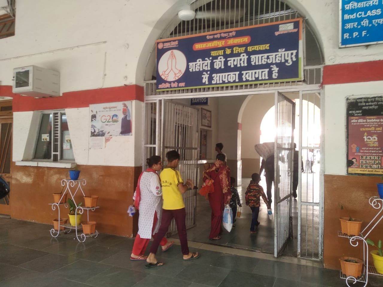 शाहजहांपुर में रेलवे स्टेशन के प्लेटफार्म पर घूमता श्वान