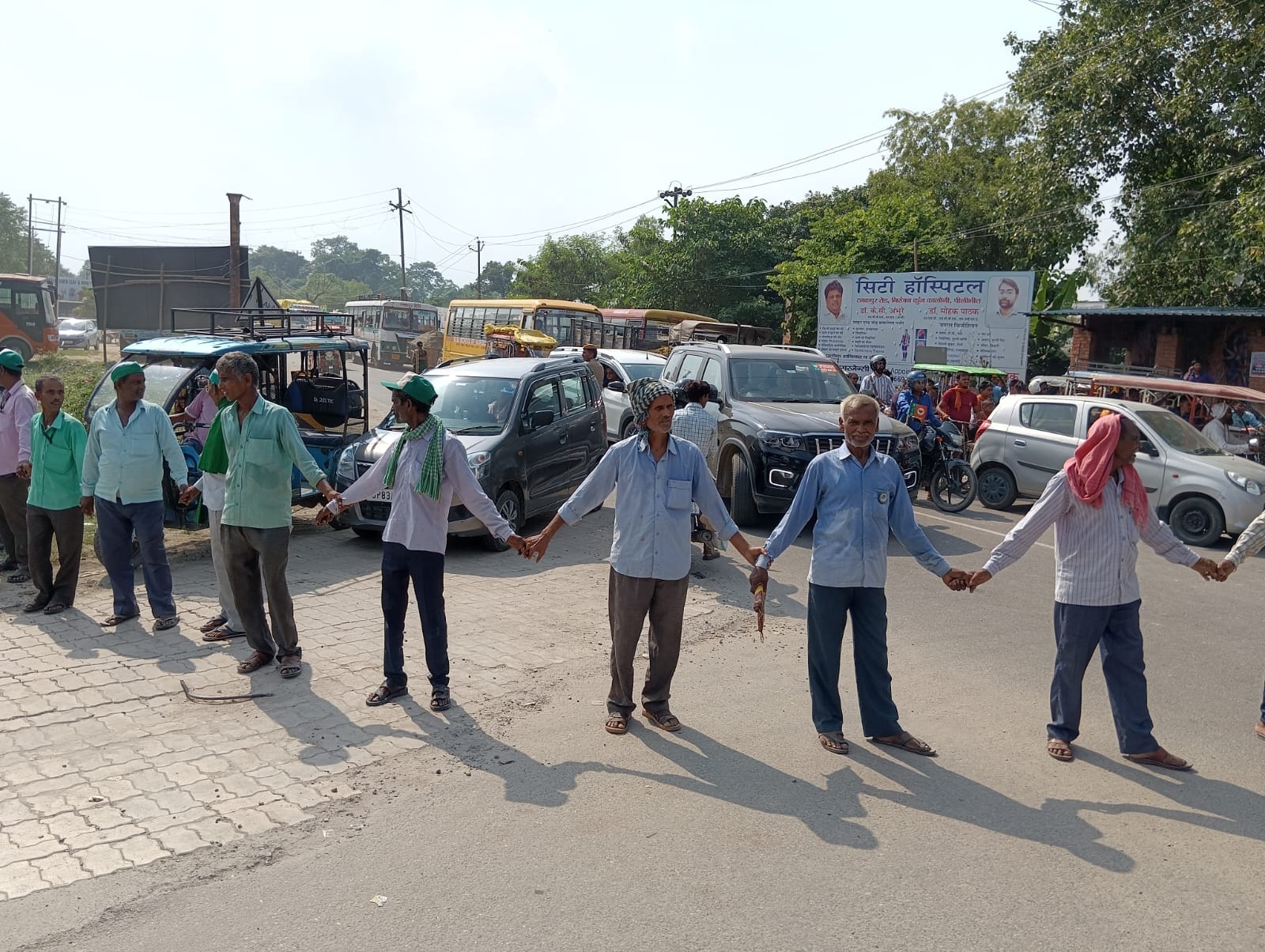 शहर के डिग्री कॉलेज चौराहे पर जाम लगाये भाकियू कार्यकर्ता । संवाद