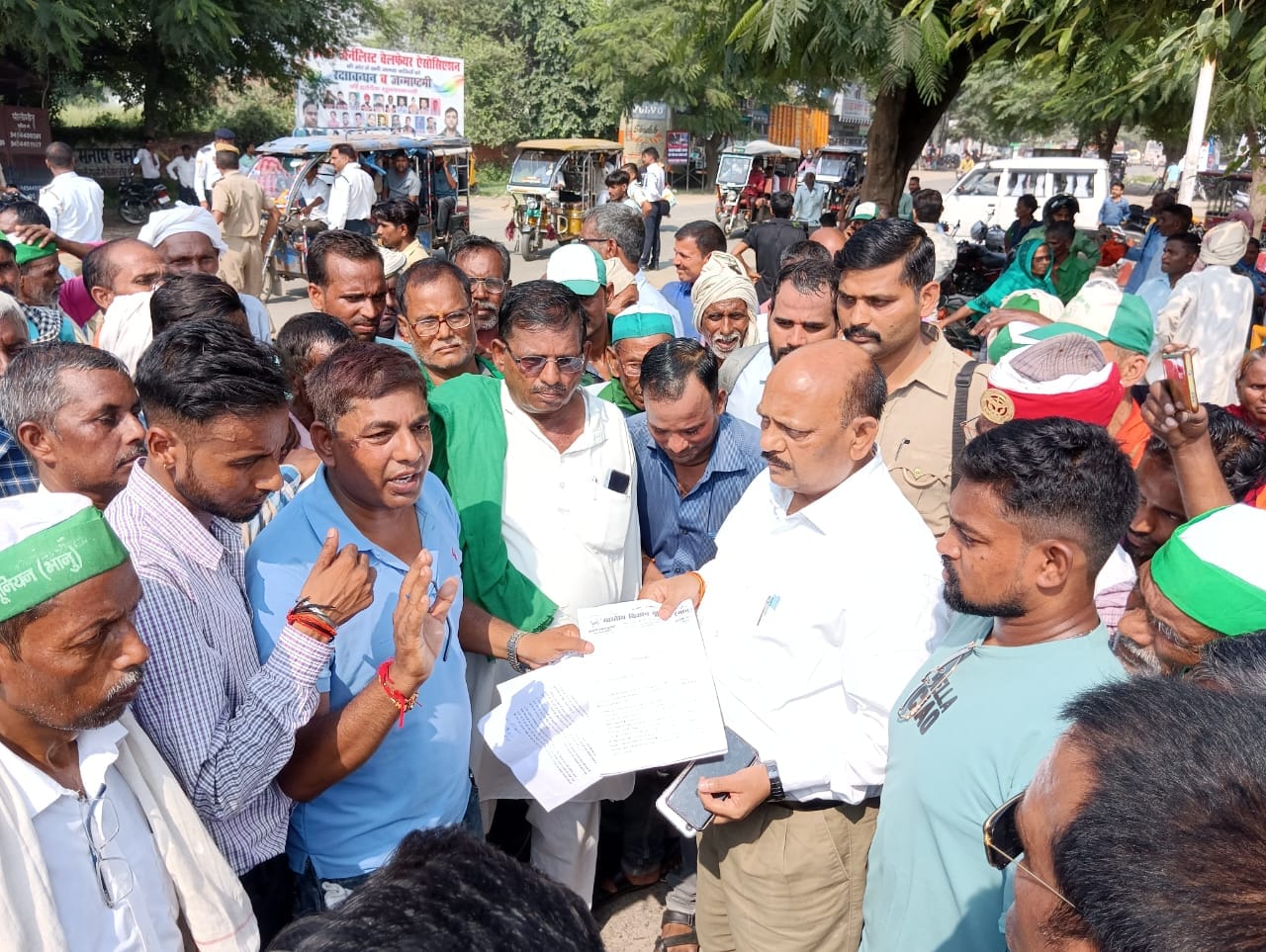 शहर के डिग्री कॉलेज चौराहे पर जाम लगाये भाकियू कार्यकर्ता । संवाद