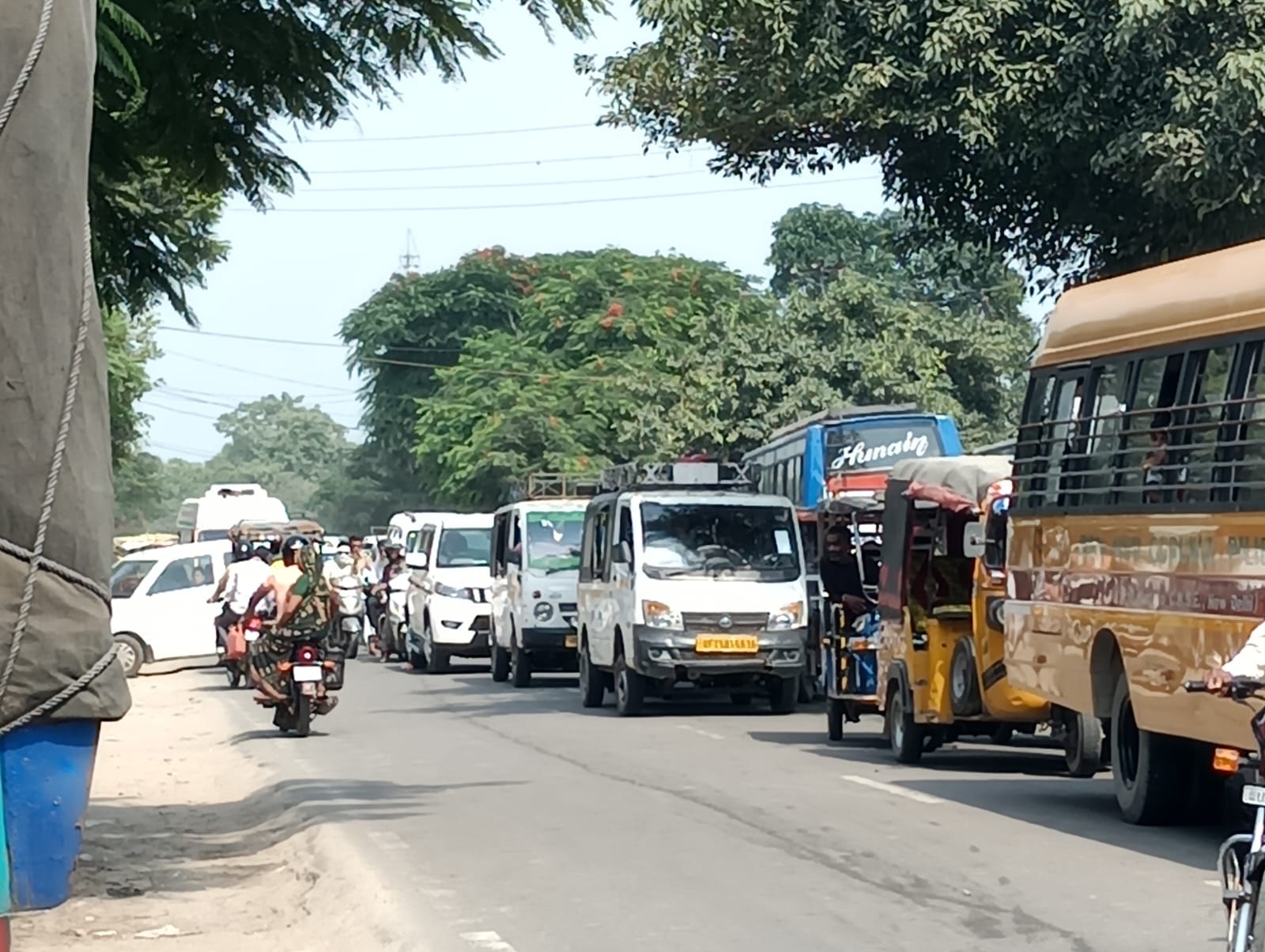 शहर के डिग्री कॉलेज चौराहे पर जाम लगाये भाकियू कार्यकर्ता । संवाद
