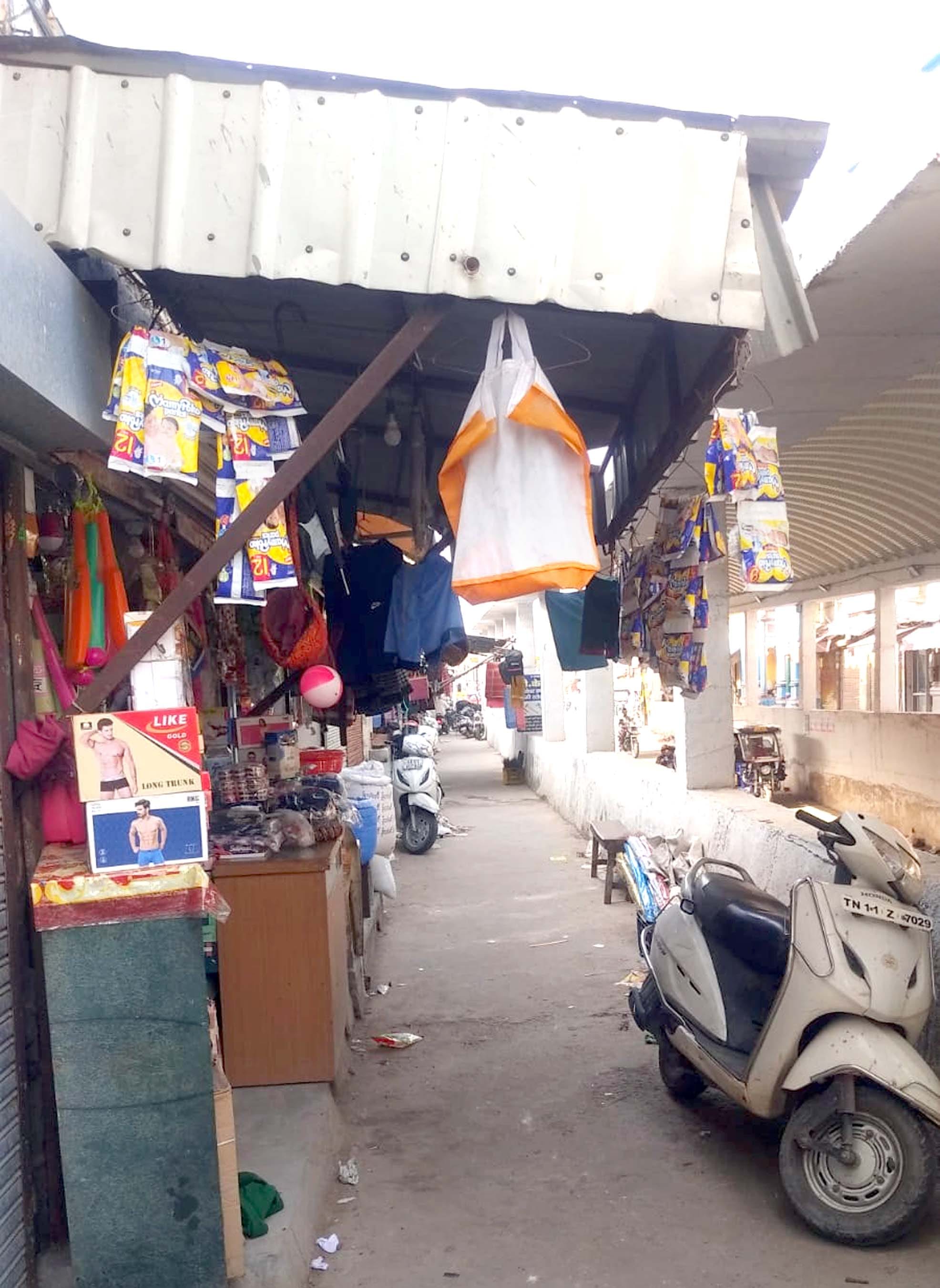 अंबाला सिटी के थापर मार्केट में बनी जाम की परिस्थितियों का सामना करने वाहन चालक।