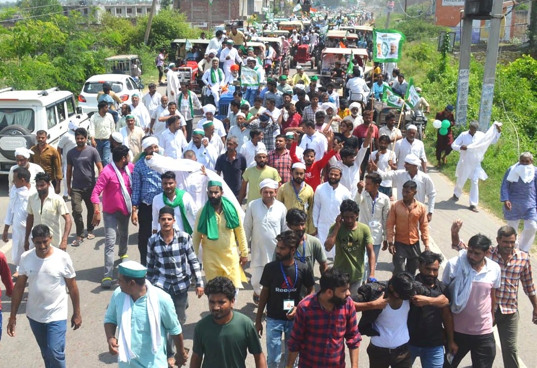 बुढ़ाना में ट्रैक्टर मार्च में ट्रैक्टर जेसीबी पर भाग लेते किसान। स्रोत संवाद। बुढ़ाना में ट्रैक्टर मार्च में ट्रैक्टर जेसीबी पर भाग लेते किसान। स्रोत संवाद।