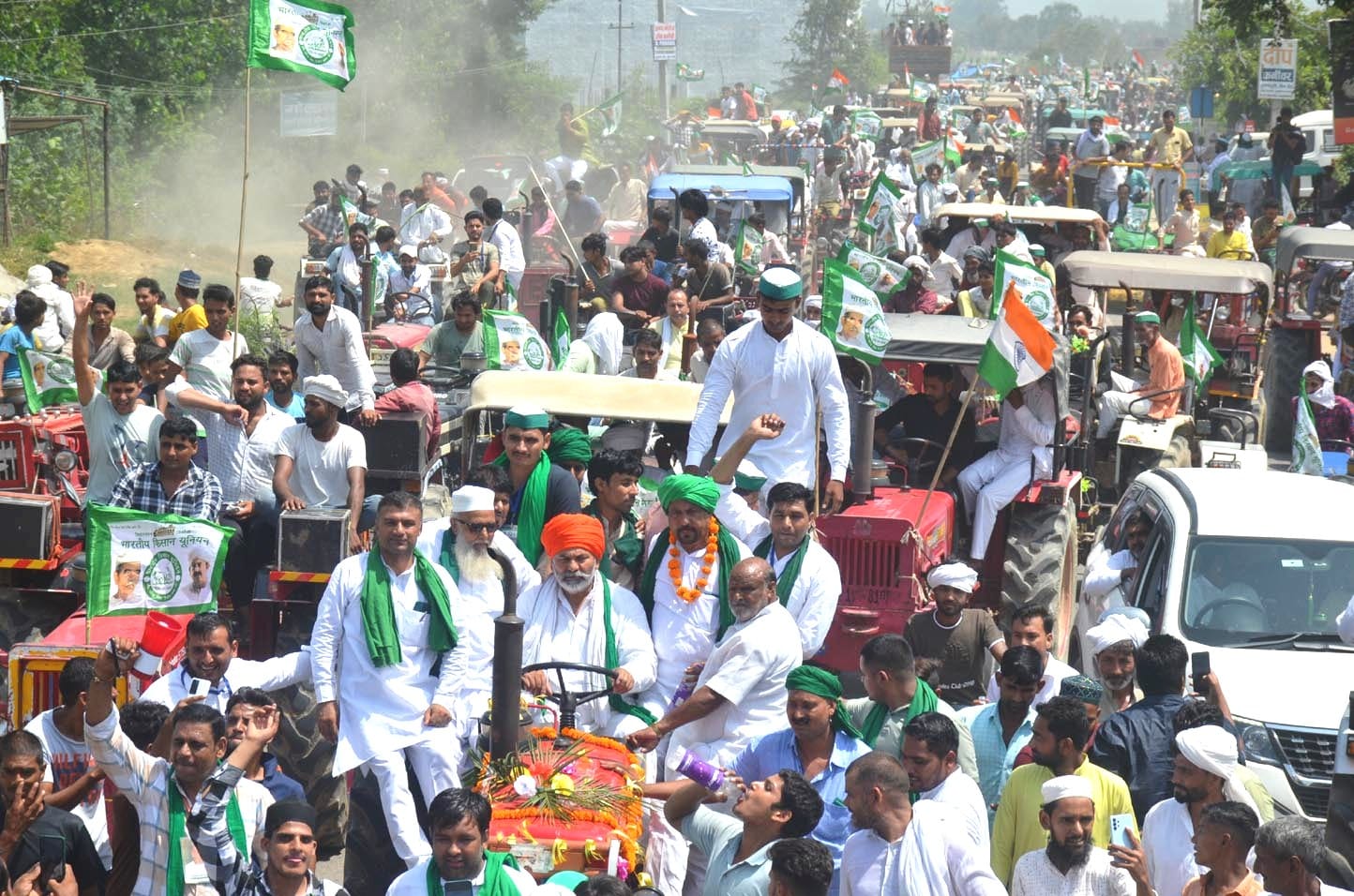 बुढ़ाना में ट्रैक्टर मार्च में ट्रैक्टर जेसीबी पर भाग लेते किसान। स्रोत संवाद। बुढ़ाना में ट्रैक्टर मार्च में ट्रैक्टर जेसीबी पर भाग लेते किसान। स्रोत संवाद।