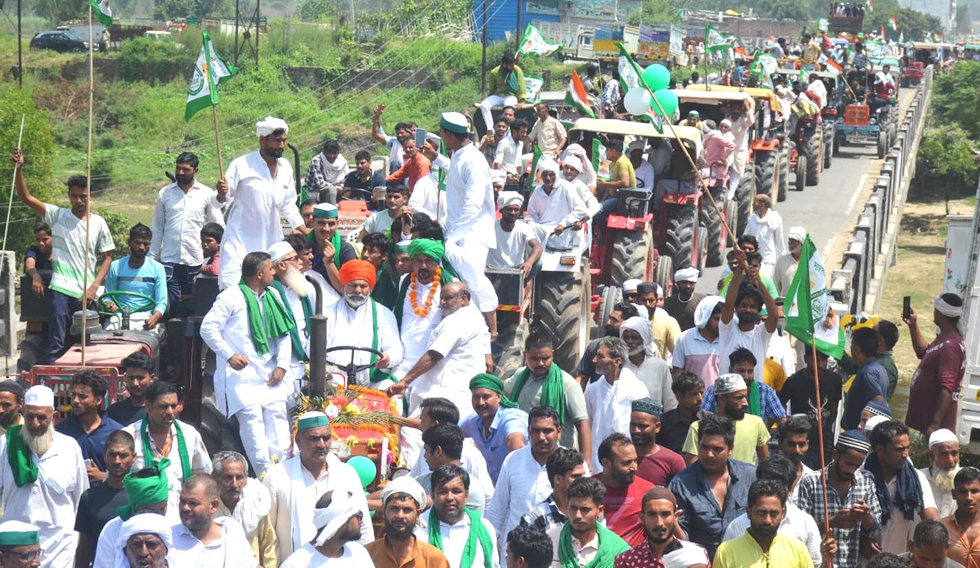 बुढ़ाना में ट्रैक्टर मार्च में ट्रैक्टर जेसीबी पर भाग लेते किसान। स्रोत संवाद। बुढ़ाना में ट्रैक्टर मार्च में ट्रैक्टर जेसीबी पर भाग लेते किसान। स्रोत संवाद।
