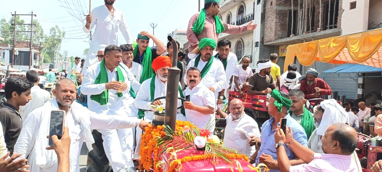 बुढ़ाना में ट्रैक्टर मार्च में ट्रैक्टर जेसीबी पर भाग लेते किसान। स्रोत संवाद। बुढ़ाना में ट्रैक्टर मार्च में ट्रैक्टर जेसीबी पर भाग लेते किसान। स्रोत संवाद।